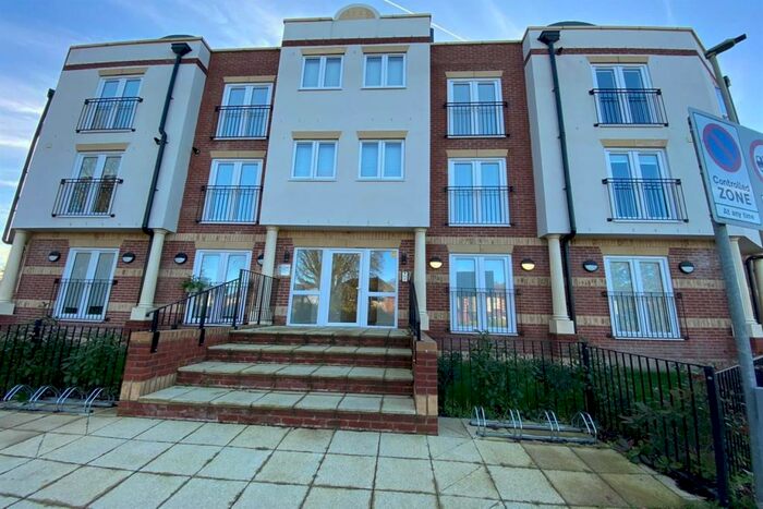 2 Bedroom Flat To Rent In Bedroom Property In Station View, PO9