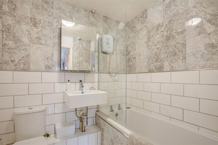 2 Bedroom Flat For Sale In Gandon Vale, High Wycombe, HP13