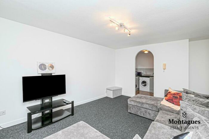 1 Bedroom Flat To Rent In Centre Drive, Epping, CM16