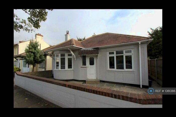 3 Bedroom Bungalow To Rent In Tunbridge Road, Southend-On-Sea, SS2