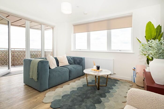 2 Bedroom Flat To Rent In Elmsleigh Road, Staines, TW18