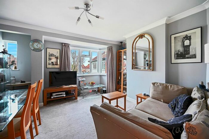 2 Bedroom Flat To Rent In The Maisonettes, Alberta Avenue, Sutton, SM1