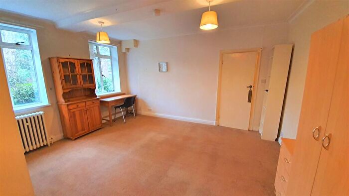 Semi-Detached House To Rent In Flat, Appleby Lodge, Wilmslow Road, Manchester, M14