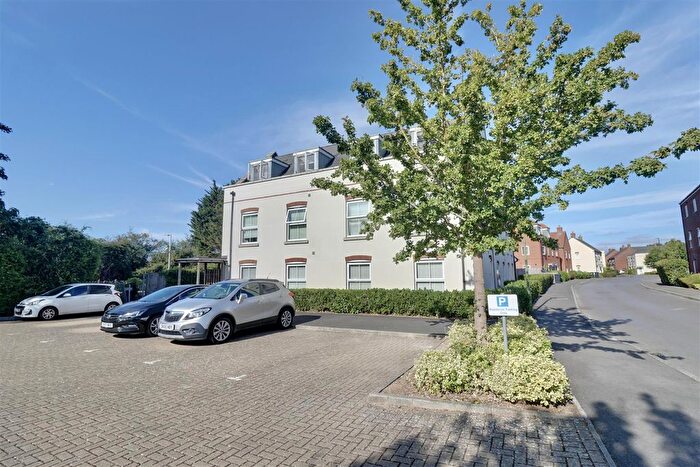 2 Bedroom Flat For Sale In Kiln Drive, Hambrook, Chichester, PO18