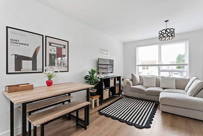 2 Bedroom Maisonette For Sale In Latchett Road, South Woodford, E18