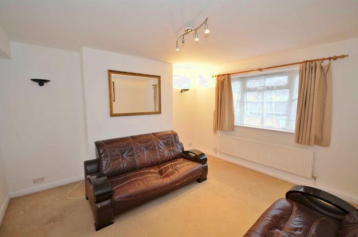 2 Bedroom Flat To Rent In Grove Close, Avenue Road, London, N14