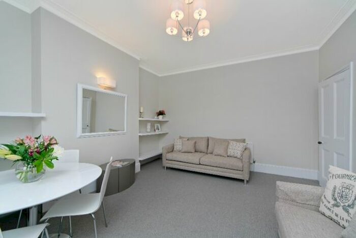 2 Bedroom Flat To Rent In Fulham Road, Fulham, London, SW6