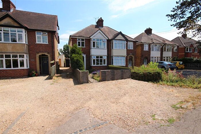 3 Bedroom Semi-Detached House To Rent In Radley Road, Abingdon, Oxfordshire, OX14