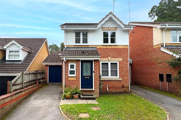 3 Bedroom Link Detached House For Sale In Queens Ride, Crowthorne, Berkshire, RG45