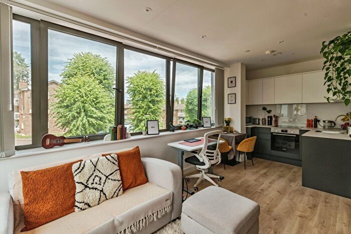 1 Bedroom Flat For Sale In Station Road, Redhill, Surrey, RH1