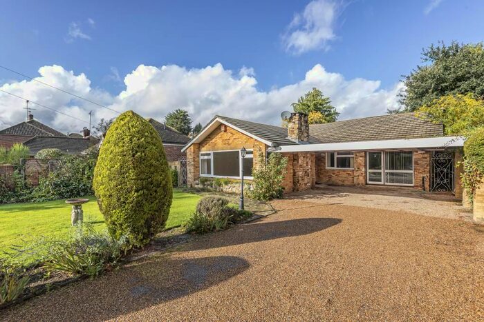 4 Bedroom Detached Bungalow To Rent In Chertsey, Surrey, KT16