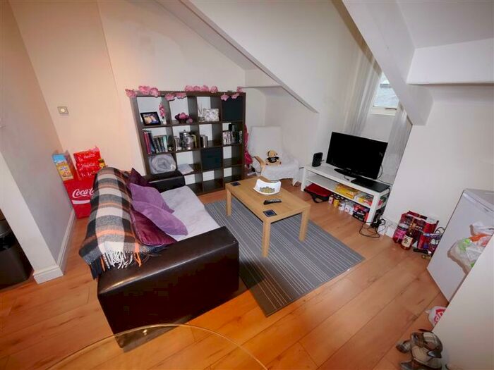2 Bedroom Flat To Rent In Flat, Blenheim SquareWoodhouseLeeds, LS2