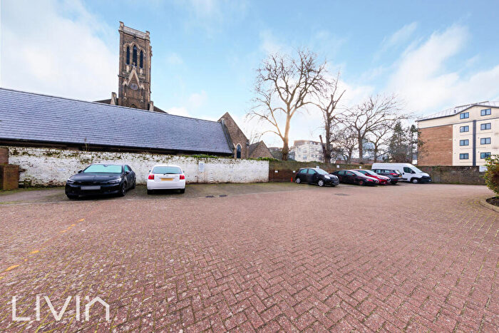 1 Bedroom Flat For Sale In Chartwell Close, Croydon, CR0