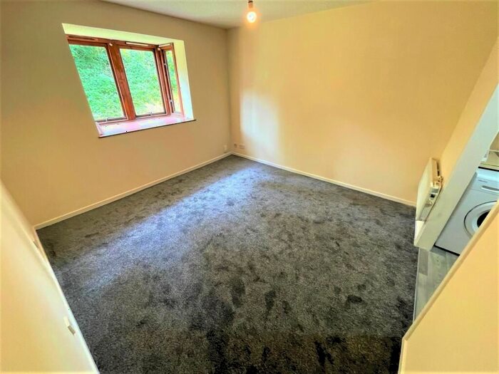 1 Bedroom Flat To Rent In Rushdon Close, Gidea Park, Romford, RM1