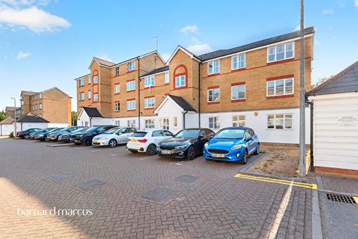 1 Bedroom Flat For Sale In Clarence Close, Barnet, EN4