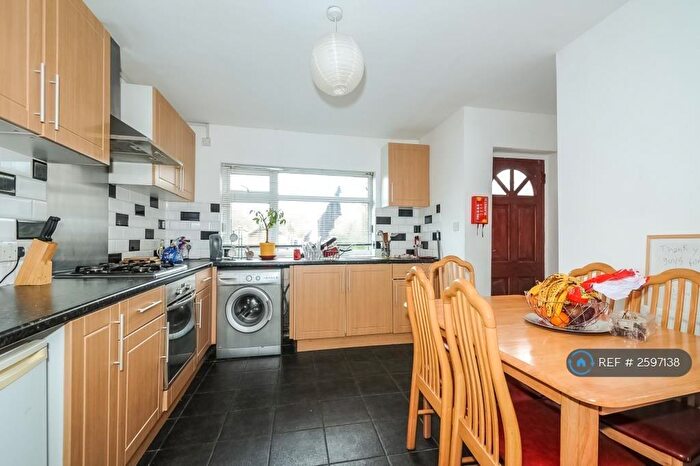 5 Bedroom Semi-Detached House To Rent In Cricket Road, Oxford, OX4