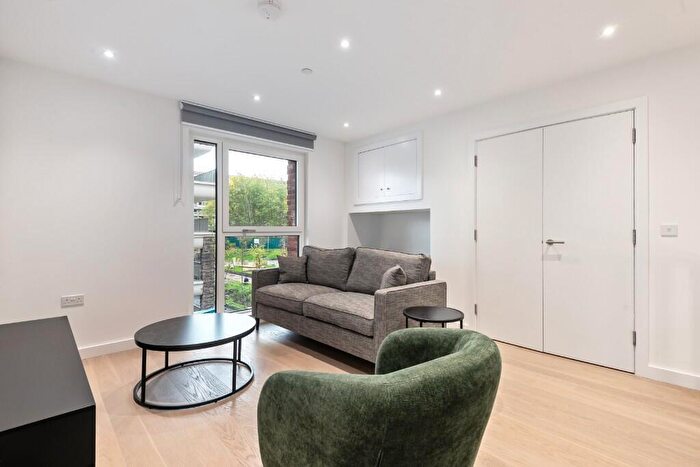 2 Bedroom Apartment To Rent In Quest House, Woolmore Street, E14