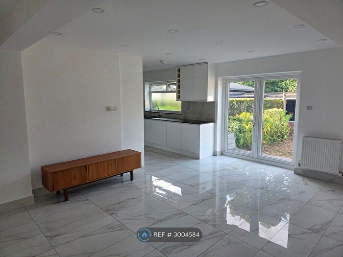 3 Bedroom Maisonette To Rent In Bilton Road, Greenford, UB6