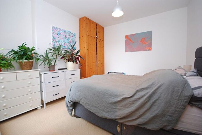1 Bedroom Flat To Rent In Coverton Road, Tooting Broadway, SW17