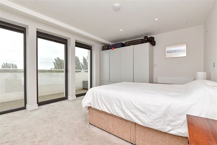 1 Bedroom Flat For Sale In Littleworth Road, Esher, Surrey, KT10