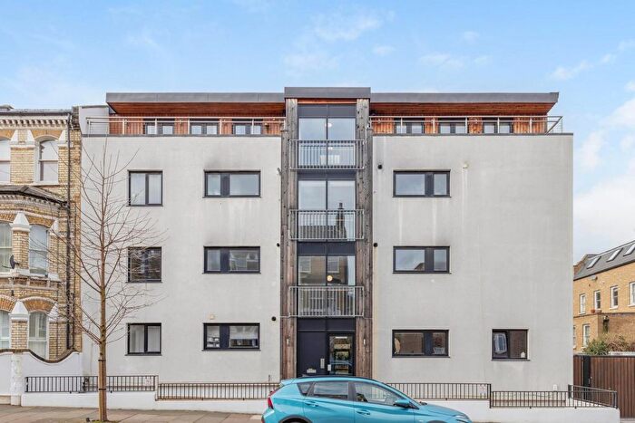 2 Bedroom Flat For Sale In Beauchamp Road, Clapham Junction, SW11