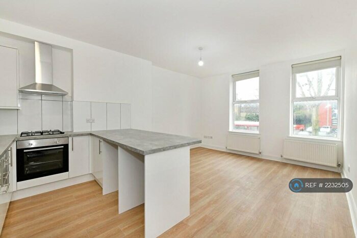 3 Bedroom Flat To Rent In High Street, London, N8