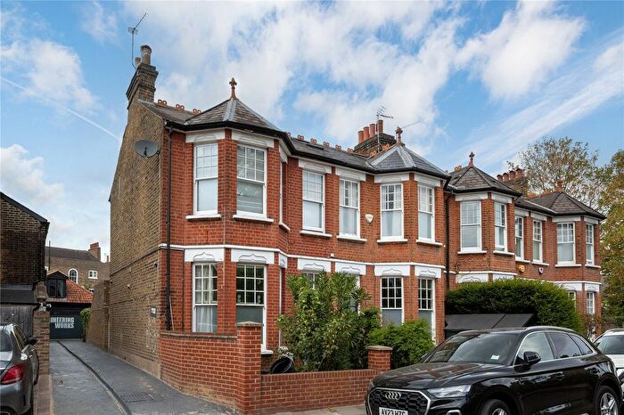 2 Bedroom Flat To Rent In Cambridge Road, Kew, Surrey, TW9