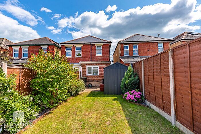 2 Bedroom Flat For Sale In Avon Road West, Christchurch, BH23