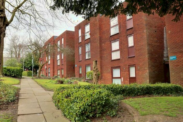 2 Bedroom Flat To Rent In Canute Close, Highgate, Walsall, WS1
