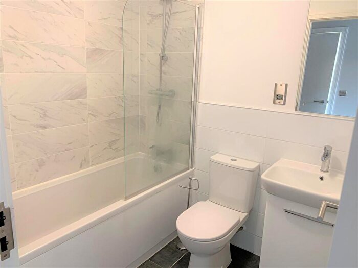 2 Bedroom Flat To Rent In Jesse Hartley Way, Liverpool, L3