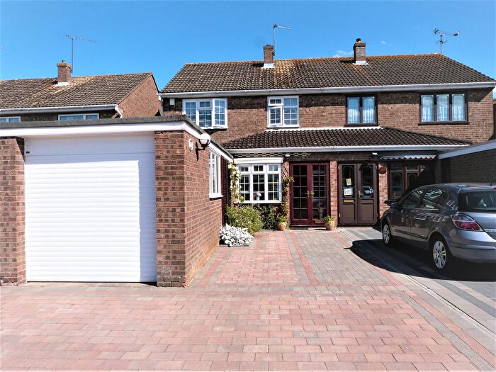 3 Bedroom Semi Detached House For Sale In Roundhills, Waltham Abbey, EN9
