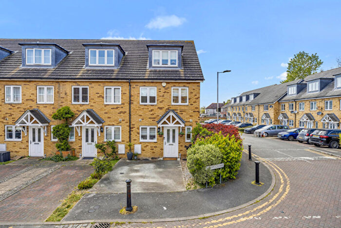 3 Bedroom Town House For Sale In Bushy Close, Romford, RM1
