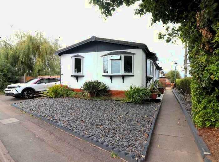 2 Bedroom Park Home For Sale In Half Moon Lane, Pepperstock, Bedfordshire, LU1
