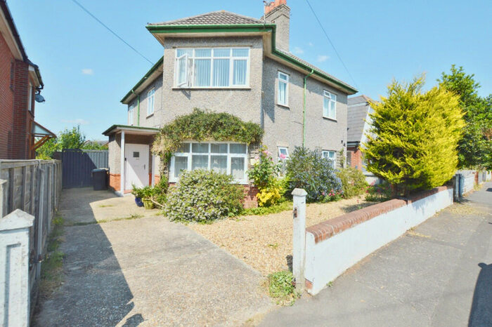 2 Bedroom Apartment For Sale In Chigwell Road, Bournemouth, Dorset, BH8