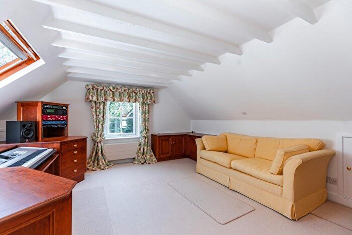 1 Bedroom Flat To Rent In Hedgerley Lane, Gerrards Cross, Buckinghamshire, SL9