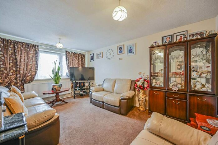 1 Bedroom Flat For Sale In Landseer Avenue, Manor Park, London, E12