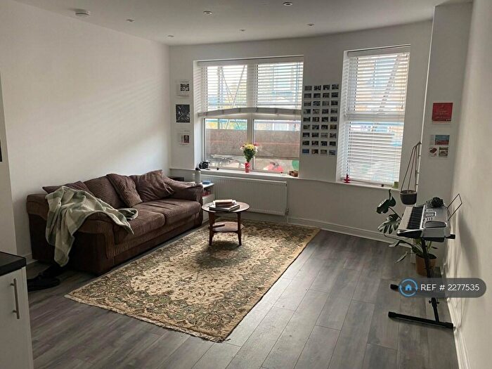 3 Bedroom Flat To Rent In Grand Parade, London, N4