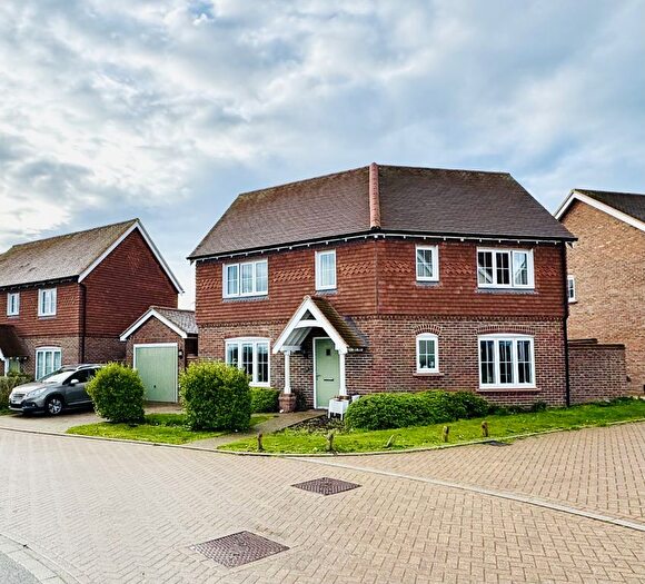 3 Bedroom Detached House For Sale In Papermill Avenue, Hook, RG27