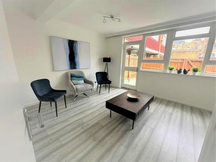 3 Bedroom Flat To Rent In Poole Road, London, E9