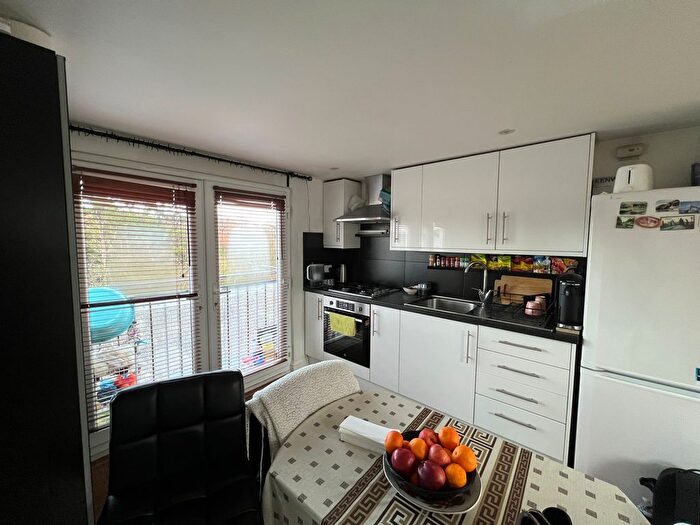 Studio To Rent In Great North Way, London, NW4