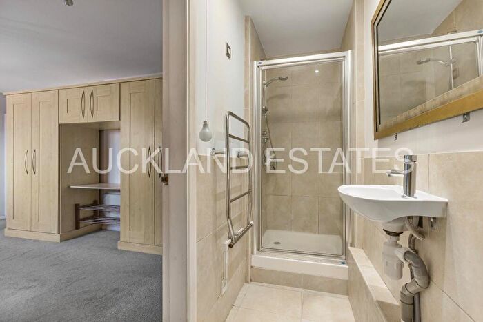 2 Bedroom Apartment To Rent In Wyllyotts Close, Potters Bar, EN6