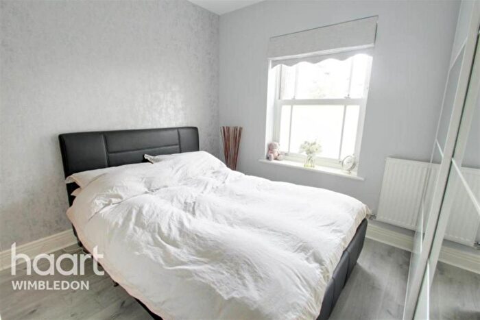 3 Bedroom Flat To Rent In Tamworth Ln, Merton, Mitcham, CR4
