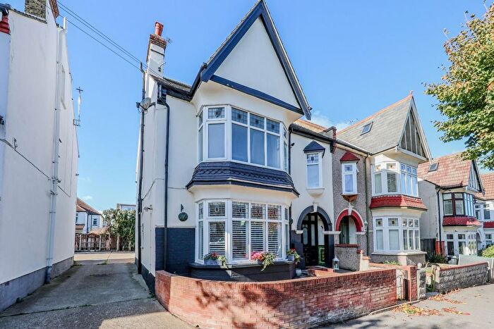 1 Bedroom Flat For Sale In Leigh Hall Road, Leigh On Sea, SS9