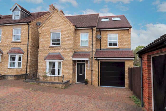 6 Bedroom House To Rent In Dickens Yard, Linslade, LU7