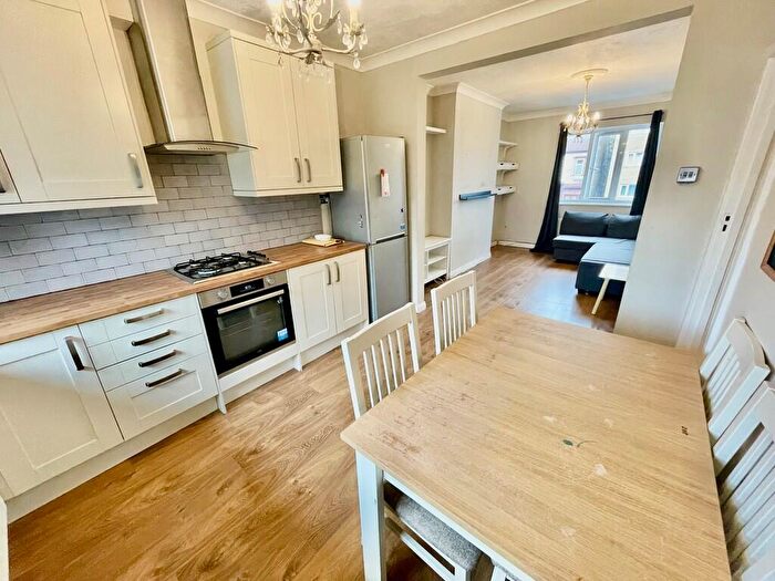 1 Bedroom Flat To Rent In Chigwell Road, South Woodford, E18