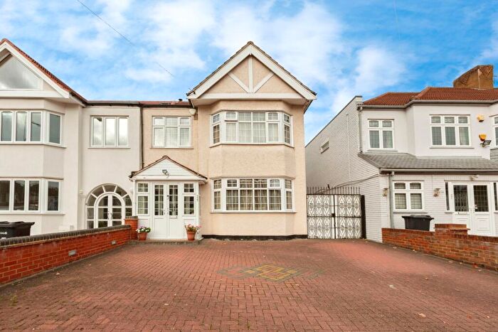 4 Bedroom Semi Detached House For Sale In Clayhall Avenue, Ilford, Essex, IG5