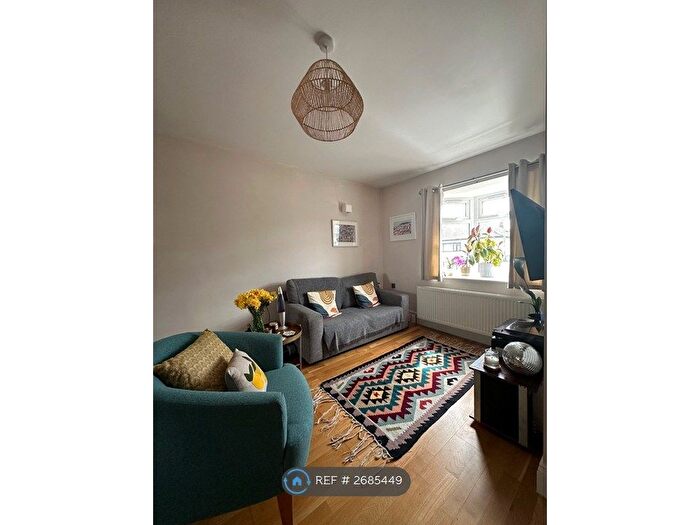 2 Bedroom Flat To Rent In Friern Park, London, N12