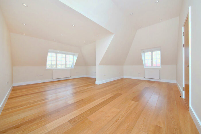 3 Bedroom Flat To Rent In Beechcroft Avenue, London, NW11