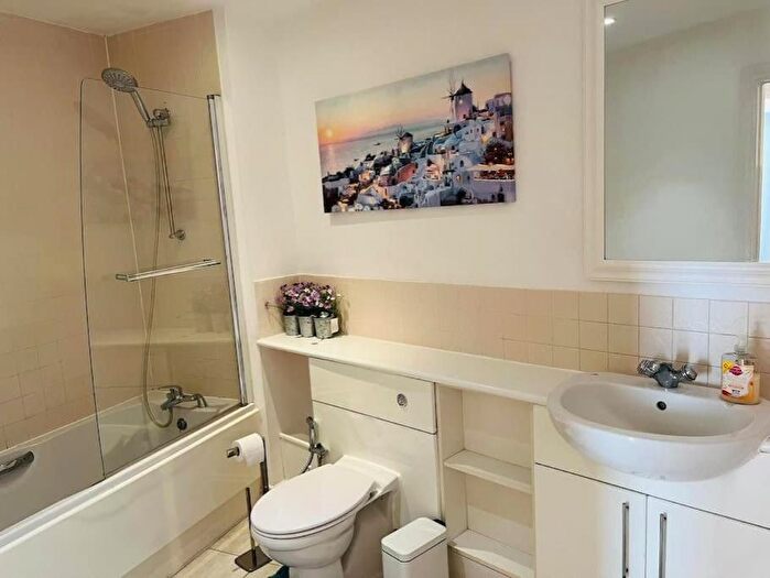 2 Bedroom Flat To Rent In Ashleigh Court, Loates Lane, Watford, Hertfordshire, WD17