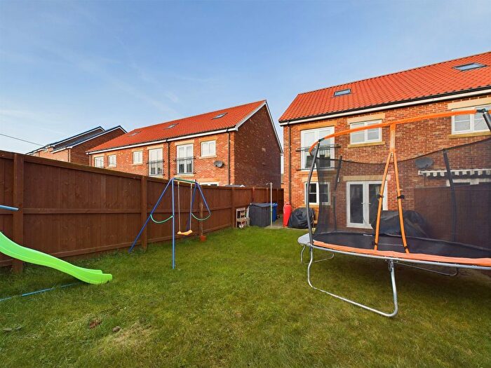 3 Bedroom End Of Terrace House For Sale In Highfield Road, Whitby, YO21